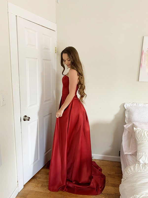 Vestidos sin tirantes, sin mangas y con cola de cepillo de satén